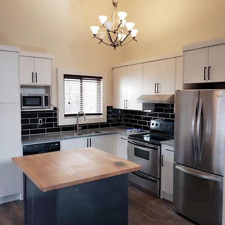 Calgary-Banff House Close Lrt&Dt&Free Parking Apartment Bagian luar foto