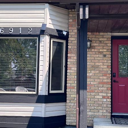 Calgary-Banff House Close Lrt&Dt&Free Parking Apartment Bagian luar foto
