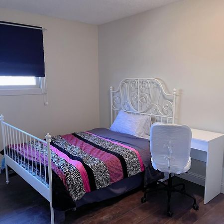 Calgary-Banff House Close Lrt&Dt&Free Parking Apartment Bagian luar foto