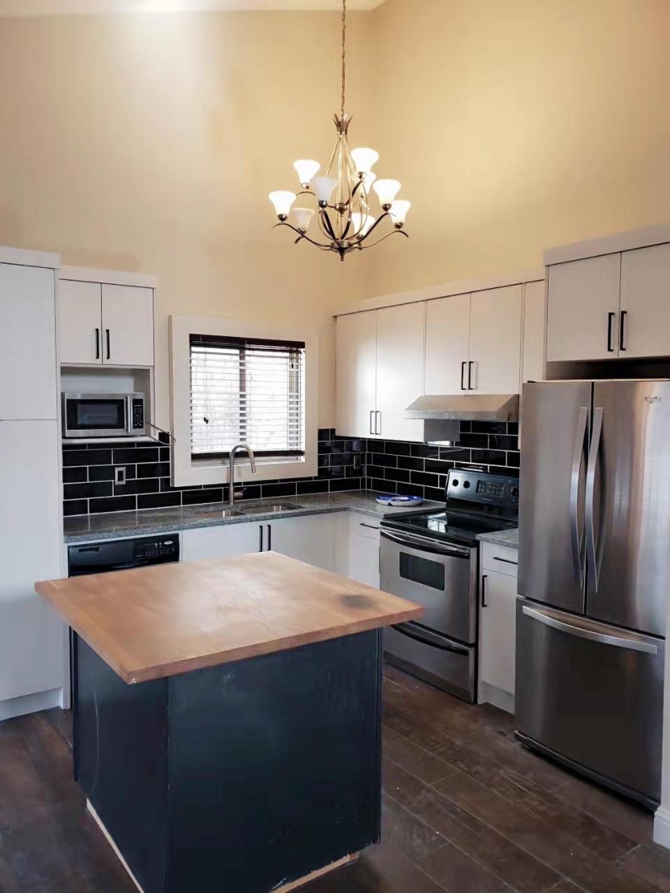Calgary-Banff House Close Lrt&Dt&Free Parking Apartment Bagian luar foto