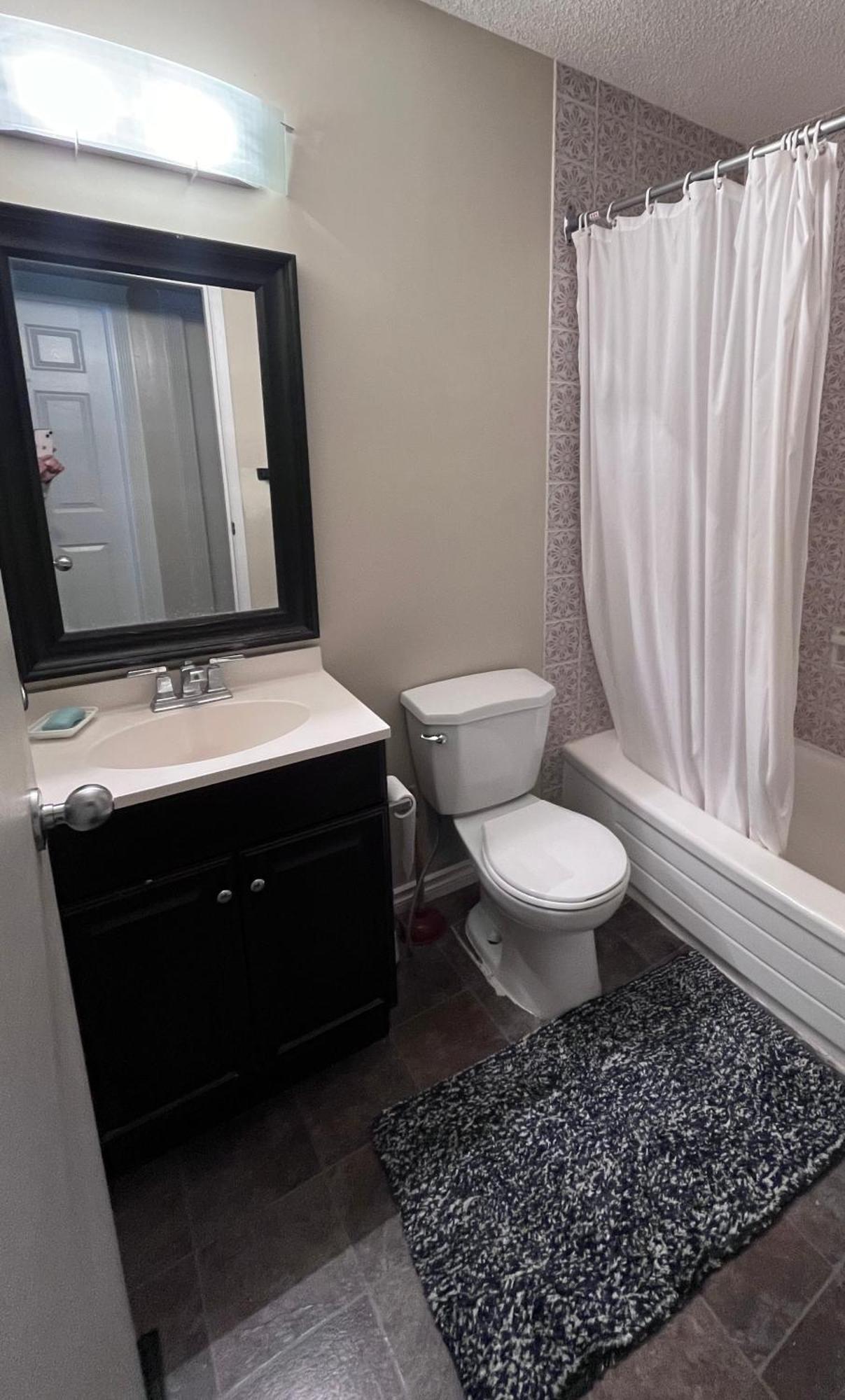 Calgary-Banff House Close Lrt&Dt&Free Parking Apartment Bagian luar foto